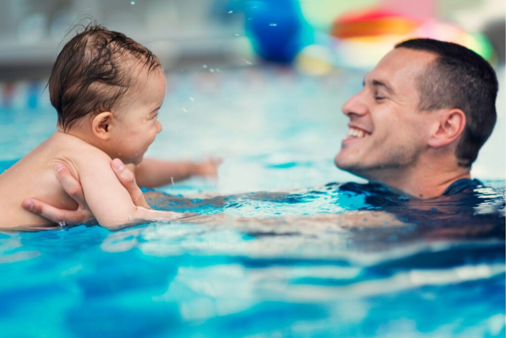 clases de piscina para bebé. regalo original niubo para embarazadas